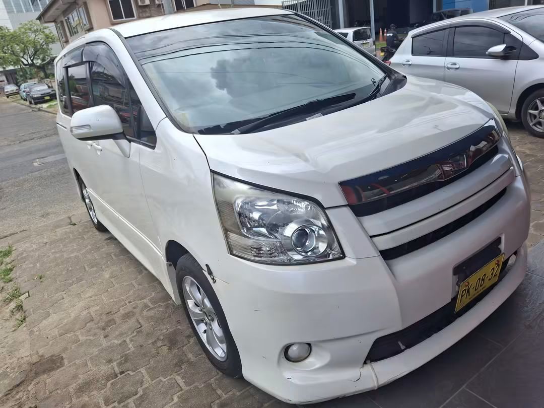 Toyota Noah 2010 Te Koop – 8-Seater